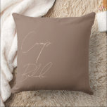 Cojín Decorativo Personalizado Camp Bride Mocha Mousse<br><div class="desc">Añada un toque de elegancia a su celebración de soltera con esta almohada personalizada Camp Bride en color Mocha Mousse del año 2025. Esta almohada presenta un texto de escritura cream tan elegante y es una pieza perfecta para celebrar novias de estilo rústico inspirado en la naturaleza. Personalizar con el...</div>