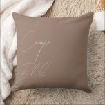 Cojín Decorativo Personalizado Camp Bride Mocha Mousse<br><div class="desc">Añada un toque de elegancia a su celebración de soltera con esta almohada personalizada Camp Bride en color Mocha Mousse del año 2025. Esta almohada presenta un texto de escritura cream tan elegante y es una pieza perfecta para celebrar novias de estilo rústico inspirado en la naturaleza. Personalizar con el...</div>