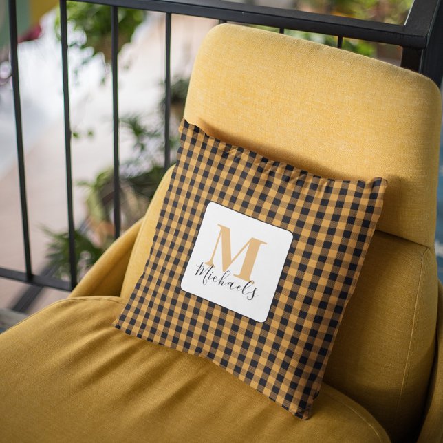 Cojín Decorativo Personalizado de comprobación de búfalo Naranja si (Orange and black buffalo plaid monogram pillow. )