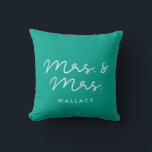 Cojín Decorativo Personalizado de la Sra. y la Sra.<br><div class="desc">Las almohadas de la señora y la señora pareja,  el personalizable con su propio nombre y sus colores favoritos.</div>