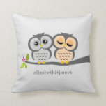 Cojín decorativo Personalizado de lechuzas platead<br><div class="desc">Esta almohada decorativa cuenta con un hermoso ilustracion vectorial de dos búhos encaramados en la rama y es perfecta para cualquier boda de primavera,  verano,  otoño o invierno. Personalice su nombre,  monograma o iniciales y la fecha de aniversario de su boda.</div>