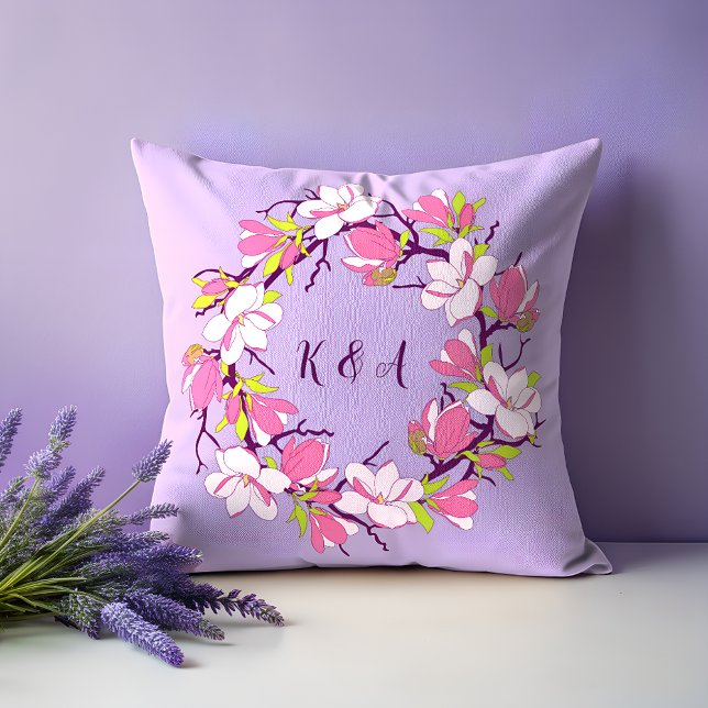 Cojín decorativo personalizado de Magnolia en auge (Blooming Magnolia Personalized Throw Pillow)