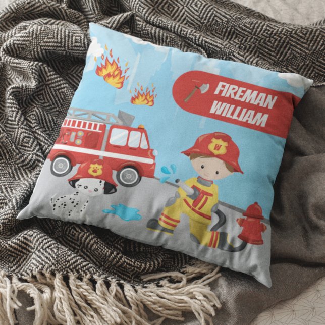 Cojín Decorativo Personalizado de niño pequeño bombero con nombre (Subido por el creador)