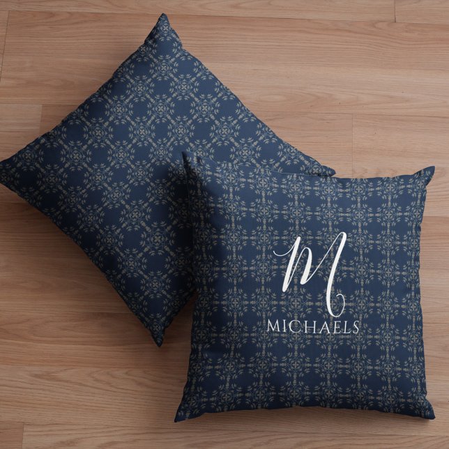 Cojín Decorativo Personalizado de patrón de monograma azul de la ma (Navy blue Silver Snowflake pattern monogram and name pillow)