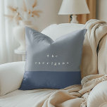 Cojín decorativo personalizado del Dusty Blue Bloc<br><div class="desc">Moderna almohada mínima de tiro con un polvoriento bloque de color azul. Perfecto para la decoración y los regalos para los profesores,  los nuevos propietarios de casas,  los recién casados y más.</div>