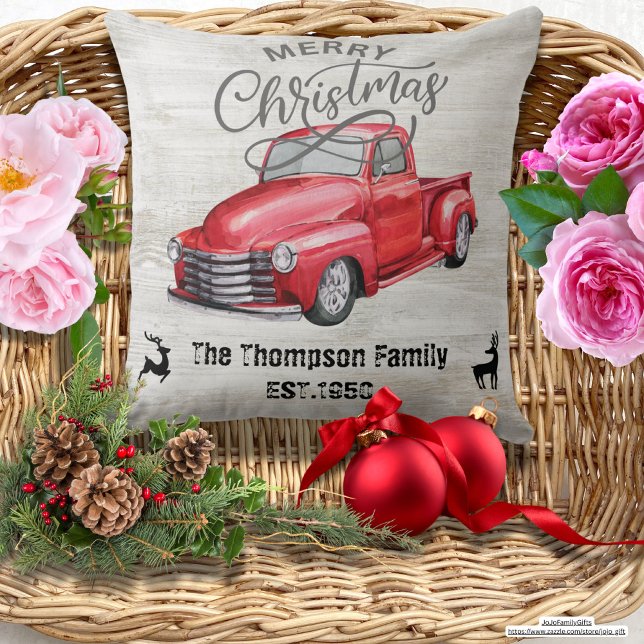 Cojín Decorativo Personalizado Elegante de madera rústica Familia C (Trendy vintage red truck for family. Merry Christmas. Rustic wood background. Elegant Christmas deco)