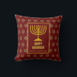 Cojín Decorativo Personalizado | FELIZ HANUKKAH | Menorah | RED<br><div class="desc">Elegante almohada festiva con una estrella de oro falso de David en sutil fondo y una gran menorah de color oro en el centro. El texto del marcador de posición es personalizable para que puedas cambiar HAPPY HANUKKAH a un saludo de tu propia elección (texto de longitud similar) o en...</div>