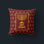 Cojín Decorativo Personalizado | FELIZ HANUKKAH | Menorah | RED<br><div class="desc">Elegante almohada festiva con una estrella de oro falso de David en sutil fondo y una gran menorah de color oro en el centro. El texto del marcador de posición es personalizable para que puedas cambiar HAPPY HANUKKAH a un saludo de tu propia elección (texto de longitud similar) o en...</div>