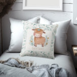 Cojín Decorativo Personalizado floral Cute Highland Cow Boho<br><div class="desc">Con un fondo botánico verde claro y una vaca color agua boho estas únicas almohadas personalizados son tan dulces!</div>
