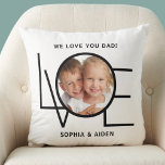 Cojín Decorativo Personalizado Foto: Te amamos el día del padre<br><div class="desc">Esta foto de "We Love You Dad" Pillow está decorada con la palabra "LOVE" en una tipografía negra de fondo blanco. Personalizable fácil con tu foto y nombre. Hace un gran regalo del Día del Padre.</div>