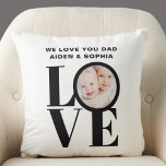 Cojín Decorativo Personalizado Foto: Te amamos el día del padre<br><div class="desc">Esta foto de "We Love You Dad" Pillow está decorada con la palabra "LOVE" en una tipografía negra audaz. Personalizable fácil con tu foto y nombre. Hace un gran regalo del Día del Padre.</div>