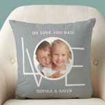 Cojín Decorativo Personalizado foto: te queremos, papá, el gris del<br><div class="desc">Esta foto de "We Love You Dad" Pillow está decorada con la palabra "LOVE" en tipografía blanca sobre un elegante fondo gris. Personalizable fácil con tu foto y nombre. Hace un gran regalo del Día del Padre.</div>