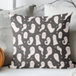 Cojín Decorativo Personalizado lindo Halloween dibujando fantasma b<br><div class="desc">Añade un toque de encanto espeluznante a tu espacio con esta bonita almohada fantasma de personalizado de Halloween. Con un adorable diseño fantasma en blanco y negro clásico, esta almohada es perfecta para la decoración de Halloween o para añadir un toque caprichoso a tu casa todo el año. El diseño,...</div>