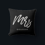 Cojín Decorativo Personalizado moderna Sra.<br><div class="desc">El Sr. y la Sra. almohadas,  personalizable con su propio nombre y sus colores favoritos.</div>
