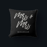 Cojín Decorativo Personalizado moderna Sra. y Sra. pareja lesbiana<br><div class="desc">Las almohadas de la señora y la señora pareja,  el personalizable con su propio nombre y sus colores favoritos.</div>