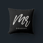 Cojín Decorativo Personalizado moderno Sr.<br><div class="desc">El Sr. y la Sra. almohadas,  personalizable con su propio nombre y sus colores favoritos.</div>
