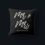 Cojín Decorativo Personalizado moderno Sr. y Sra.<br><div class="desc">El Sr. y la Sra. almohadas,  personalizable con su propio nombre y sus colores favoritos.</div>