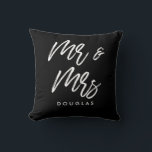 Cojín Decorativo Personalizado moderno Sr. y Sra.<br><div class="desc">El Sr. y la Sra. almohadas,  personalizable con su propio nombre y sus colores favoritos.</div>