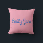 Cojín Decorativo Personalizado simple en azul y rosa<br><div class="desc">Esta almohada de tiro personalizada presenta un suave fondo rosa con un nombre en negrita en un librito azul lúdico, perfecto para añadir encanto a una cama, sofá o rincón de lectura. Ya sea para una habitación infantil, decoración de dormitorios o un regalo atento, este diseño mezcla dulzura y sencillez...</div>