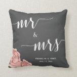 Cojín Decorativo Personalizado Sr. Y Sra. Chalkboard Boda Pillows<br><div class="desc">Personalizado Sr. y Sra. boda de pizarra floral almohadas con flores rosadas y texto de personalizable - usted puede añadir el nombre de la novia y del novio y fecha de boda</div>