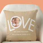 Cojín Decorativo Personalizado Te amamos papá Foto<br><div class="desc">Esto "¡Te Amamos,  Papá!" Foto Pillow está decorada con la palabra LOVE en tipografía blanca sobre un fondo bronceado. Personalizable fácil con tu foto y nombre. Perfecto como regalo del Día del Padre.</div>