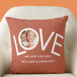 Cojín Decorativo Personalizado Te amamos papá Foto<br><div class="desc">Esto "¡Te Amamos,  Papá!" Foto Pillow está decorada con la palabra LOVE en tipografía blanca sobre un fondo rojizo. Personalizable fácil con tu foto y nombre. Perfecto como regalo del Día del Padre.</div>