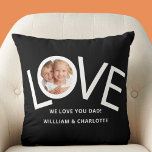 Cojín Decorativo Personalizado Te amamos papá Foto negra<br><div class="desc">Esto "¡Te Amamos,  Papá!" Photo Pillow está decorado con la palabra LOVE en tipografía blanca sobre un fondo negro. Personalizable fácil con tu foto y nombre. Perfecto como regalo del Día del Padre.</div>
