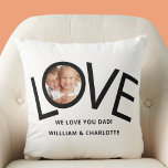 Cojín Decorativo Personalizado, te queremos, papá. Foto<br><div class="desc">Esto "¡Te Amamos,  Papá!" Foto Pillow está decorada con la palabra LOVE en tipografía negra con fondo blanco. Personalizable fácil con tu foto y nombre. Perfecto como regalo del Día del Padre.</div>