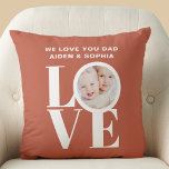 Cojín Decorativo Personalizado te queremos papá foto Día del Padre<br><div class="desc">Esta foto de "We Love You Dad" Pillow está decorada con la palabra "LOVE" en tipografía blanca sobre un fondo de óxido. Personalizable fácil con tu foto y nombre. Hace un gran regalo del Día del Padre.</div>