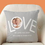 Cojín Decorativo Personalizado Te queremos papá Foto Gray<br><div class="desc">Esto "¡Te Amamos,  Papá!" Foto Pillow está decorada con la palabra LOVE en tipografía blanca sobre un fondo gris. Personalizable fácil con tu foto y nombre. Perfecto como regalo del Día del Padre.</div>