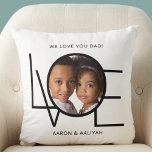 Cojín Decorativo Personalizados, te queremos, papá, foto Día del Pa<br><div class="desc">Esta foto de "We Love You Dad" Pillow está decorada con la palabra "LOVE" en una tipografía negra de fondo blanco. Personalizable fácil con tu foto y nombre. Hace un gran regalo del Día del Padre.</div>