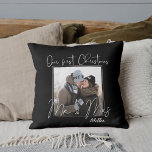 Cojín Decorativo Personalizamos nuestra primera Navidad como MR y M<br><div class="desc">Personalizamos nuestra primera Navidad como MR y Cojín decorativo de la RS . Celebra tu primera Navidad como MR y MRS con este producto de decoración doméstica. Esta almohada de lanzamiento se puede personalizar cambiando la imagen y el nombre. Celebra tu primera temporada de fiestas como recién casados con esta...</div>