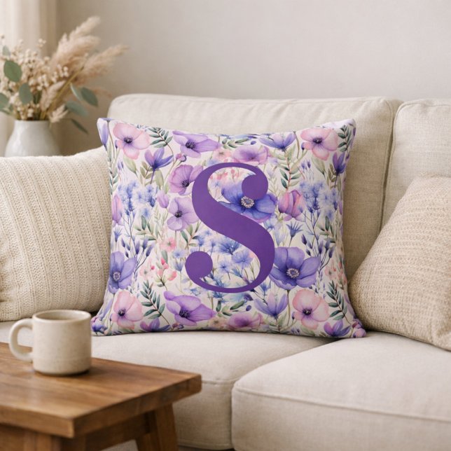 Cojín Decorativo Personalized Purple Floral Monogram (Subido por el creador)