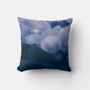COJÍN DECORATIVO PESCADO AZUL Y BLANCO EN AGUA