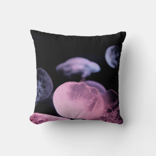 COJÍN DECORATIVO PESCADO BLANCO EN AGUA CON FONDO NEGRO
