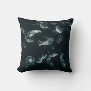 COJÍN DECORATIVO PESCADO BLANCO Y NEGRO EN EL AGUA
