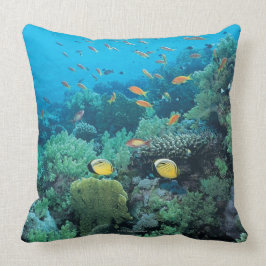 Cojín Decorativo Pescados tropicales que nadan sobre el filón