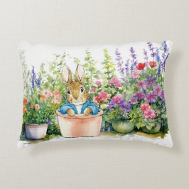 Cojín Decorativo Peter el Conejo en la planta de olla en su jardín