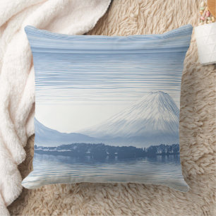 Cojín Decorativo Picos Brumosos – Paisaje Montañoso Acuarela (1)