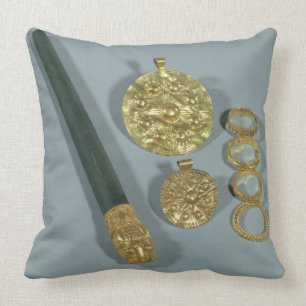Cojín Decorativo Piedra de afilar y anillos con la decoración