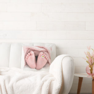 Cojín Decorativo Pies de niña con una margarita blanca