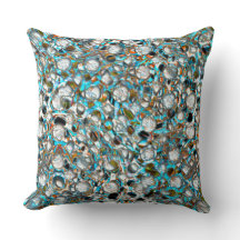 Pieza azulada perforada sobre textura blanca