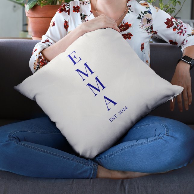 Cojín Decorativo Pila de nombre negrita vertical (Throw pillow with vertically stacked bold name design and small phrase est. 2024 below.)