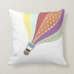 Cojín Decorativo Pilar con globo aerostático de inspiración retro<br><div class="desc">Una almohada con un ilustracion retro de un globo de aire caliente con motivos.</div>