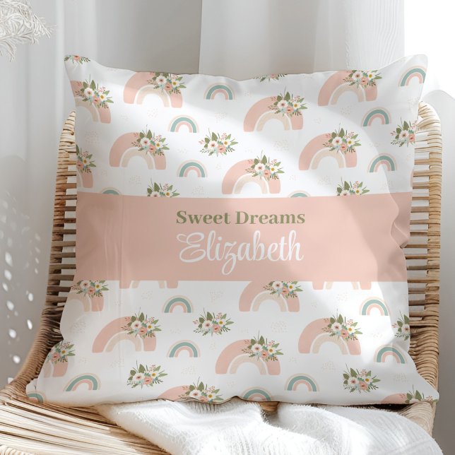 Cojín Decorativo Pilar con nombre personalizado arcoiris floral ros (Pink Floral Rainbow Custom Name Pillow on a sunny rattan armchair.)