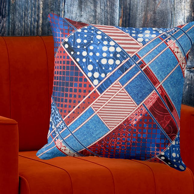 Cojín Decorativo Pilar del patrón de Jeans azules Quilt (Contemporary pillow featuring a modern abstract design with blue jeans and artistic red and white)