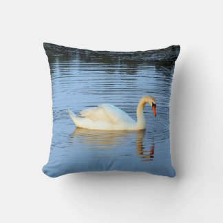 Cojín Decorativo Pilar reflejado en cisne blanco