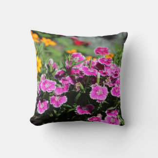 Cojín Decorativo Pilar Throw en el jardín de verano