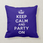 Cojín Decorativo Pilares<br><div class="desc">Basado en el original Keep Calm y ...  poster este color crema y azul Mantener la calma y Fiesta en almohada presenta un tipo de letra diseñado por el personalizado que coincide estrechamente con el original.</div>