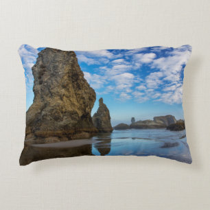 Cojín Decorativo Pilas de mar en la playa de Bandon en Bandon, Oreg